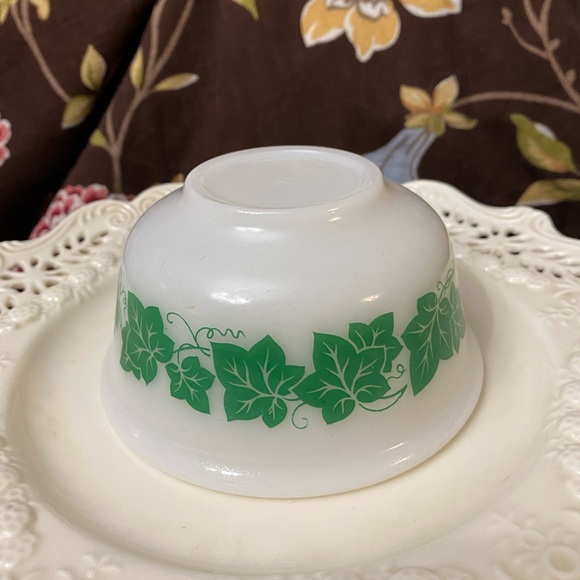 Rare Hazel Atlas Milk Glass Ivy Bowl #2 - Picture 2 of 2